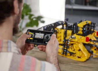 Five advanced Lego bricks with remote control support