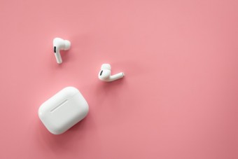 How to distinguish original Apple AirPods from fakes